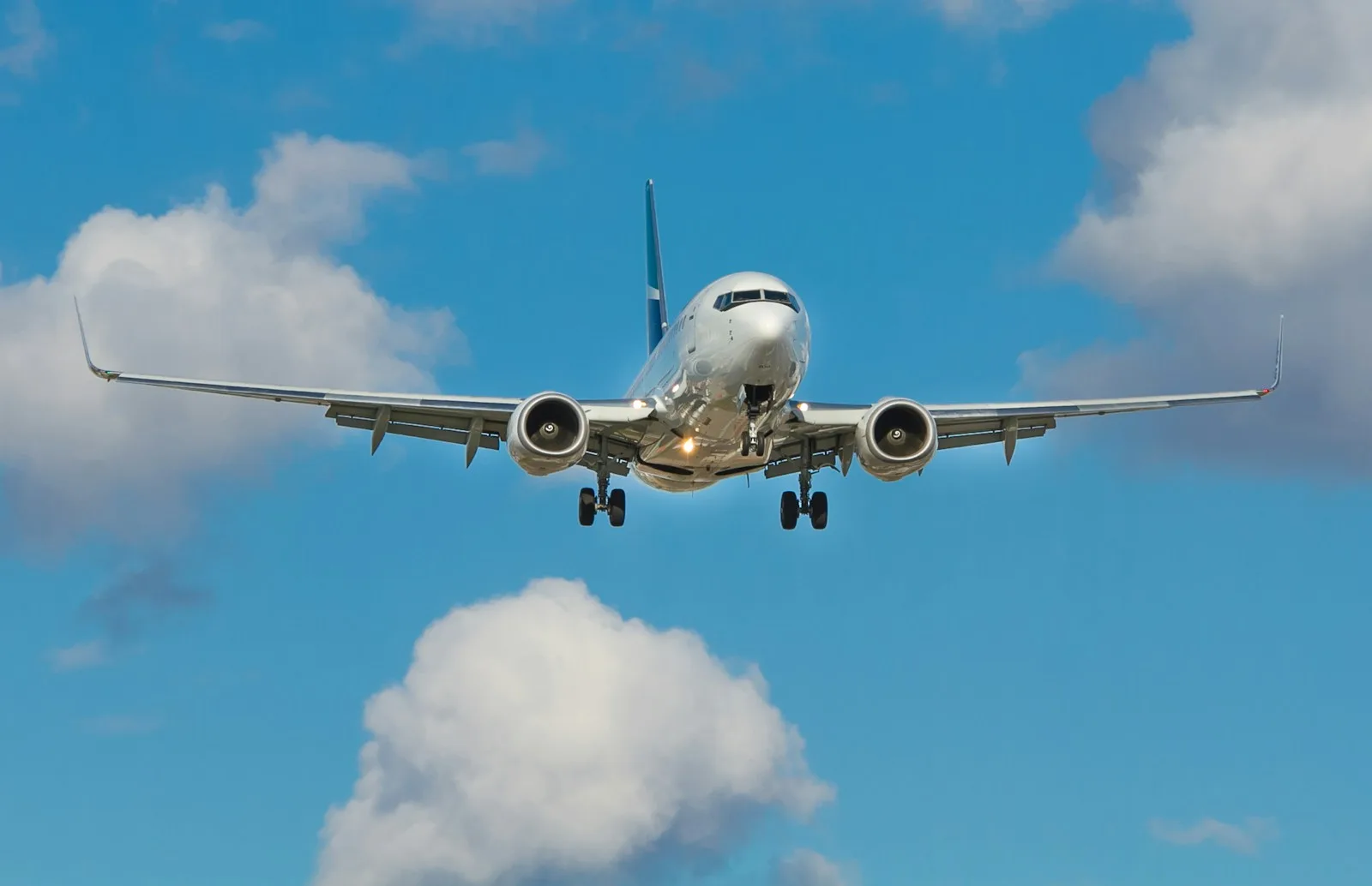 Avión comercial volando por el cielo