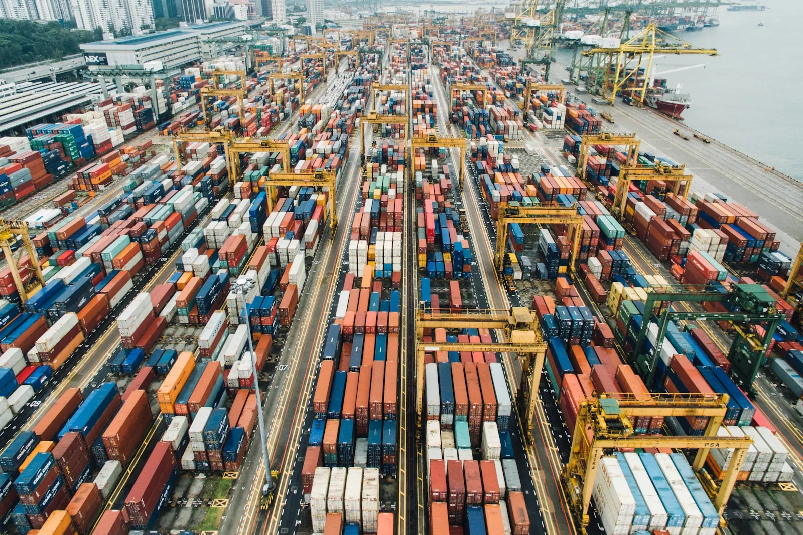 Grúas y contenedores en puerto